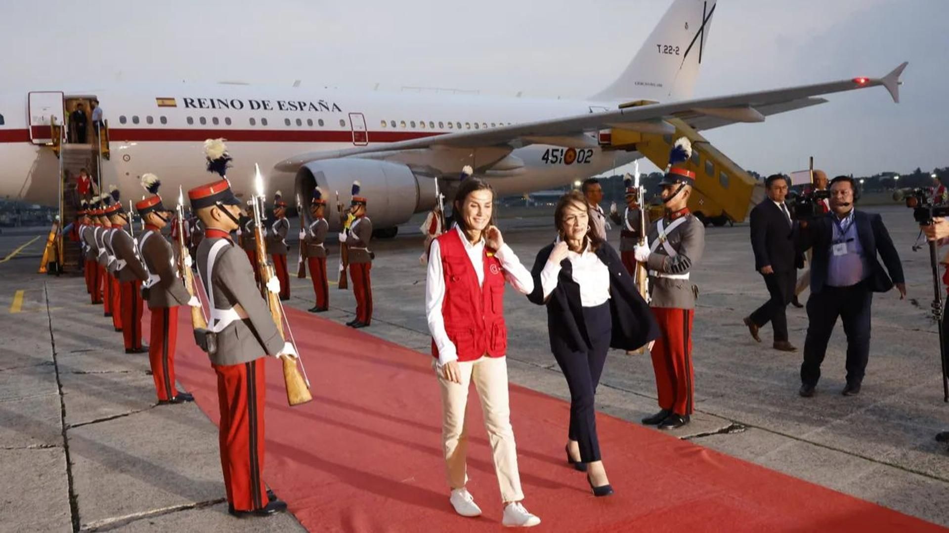 La reina Letizia, descendiendo del avión en el que suele viajar Casa Real