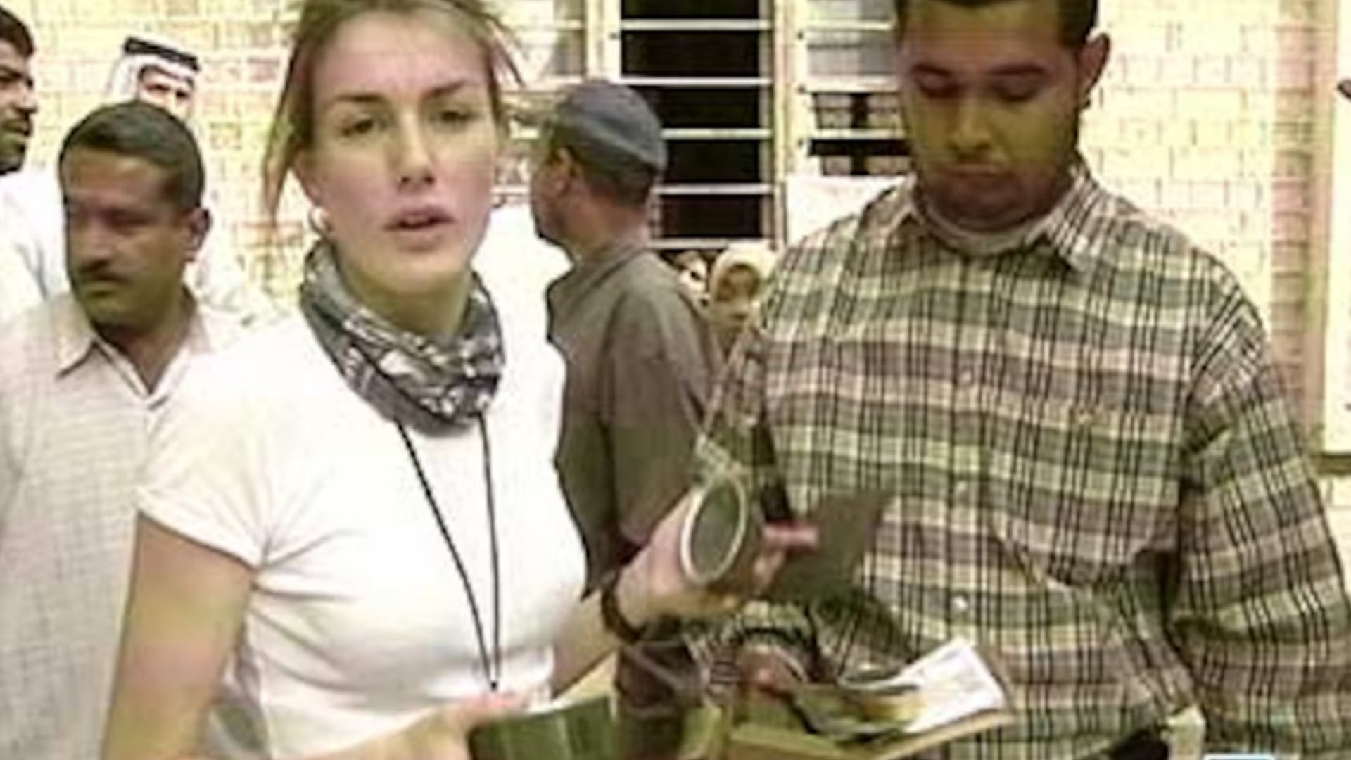 La reina Letizia, durante su etapa como periodista, cubriendo la guerra de Irak