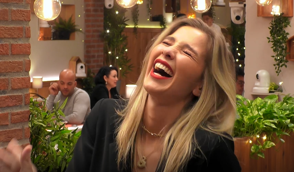 Laura Boado estalla de la risa ante los comentarios de un soltero de 'First Dates'