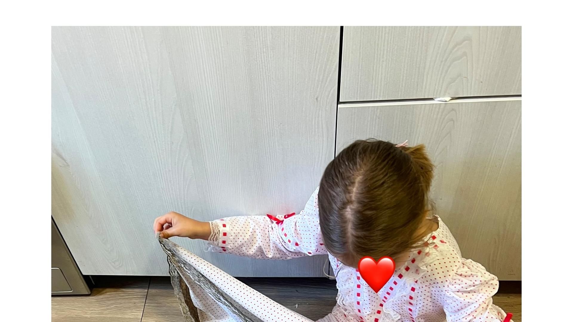 Lía, la hija de Natalia Sánchez y Marc Clotet, vestida de chulapa