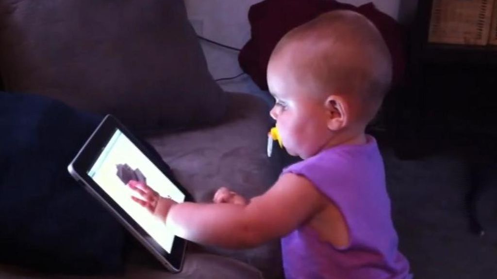 Los niños no deben pasar más de dos horas frente a tabletas y móviles