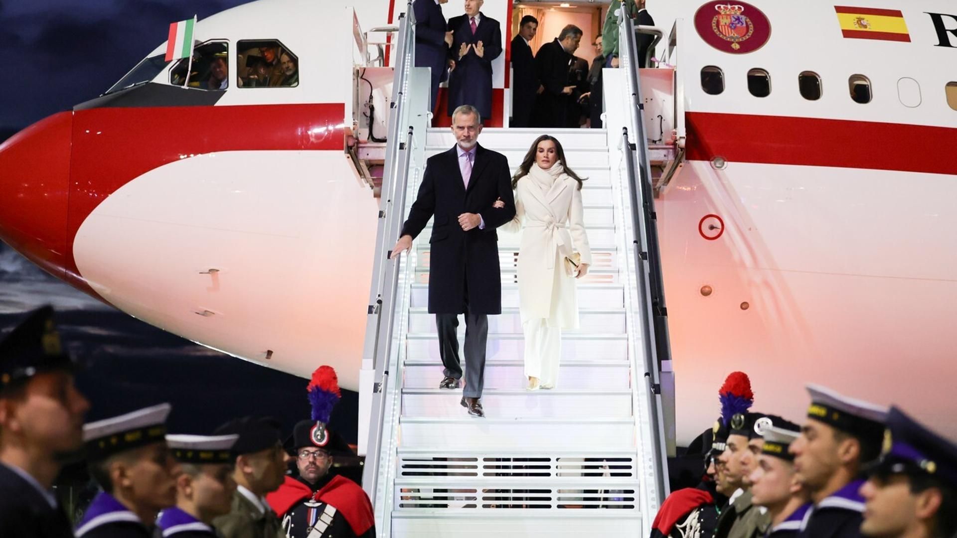 Los reyes bajando del avión en su visita a Italia Los reyes bajando del avión en su visita a Italia