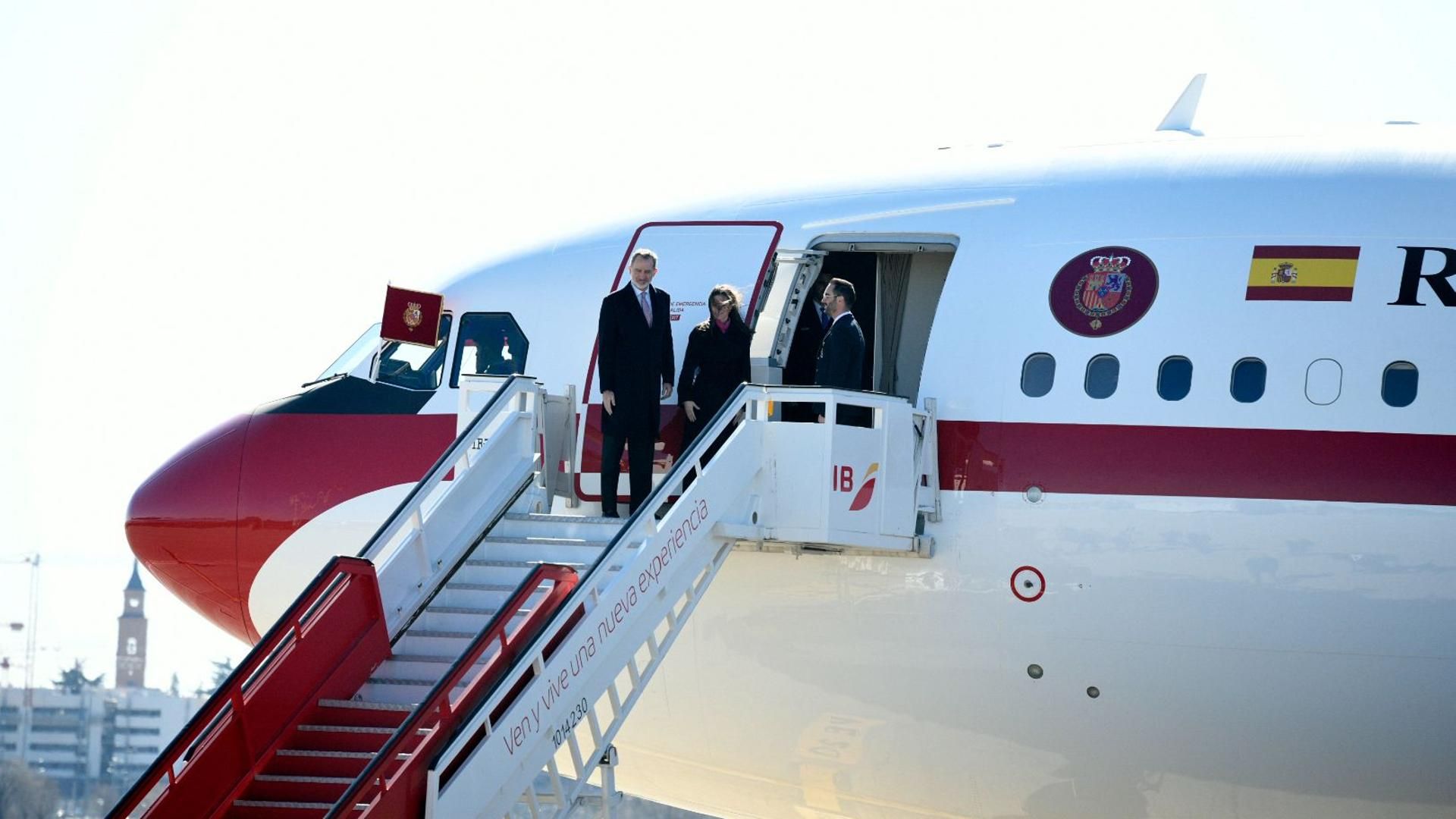 Los reyes, en las escaleras del A310