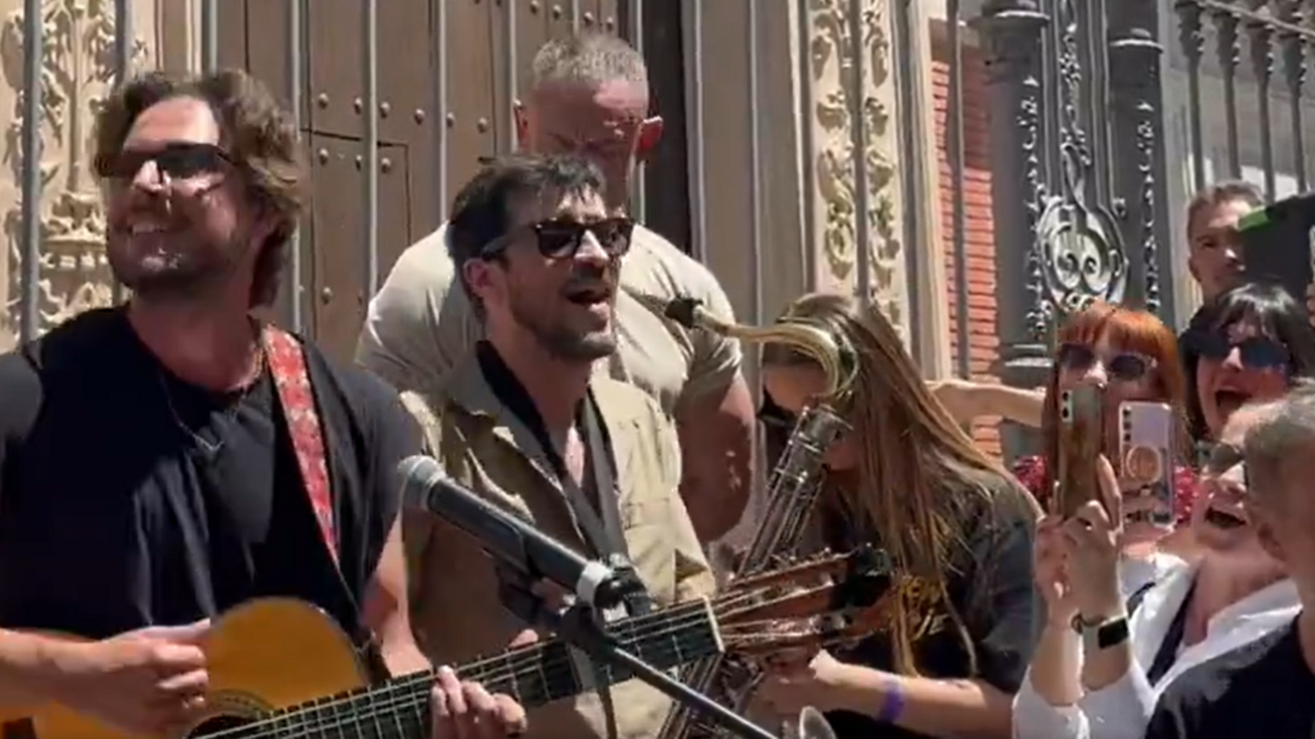 Manuel Carrasco ofrece un concierto por sorpresa en la Plaza del Salvador de Sevilla