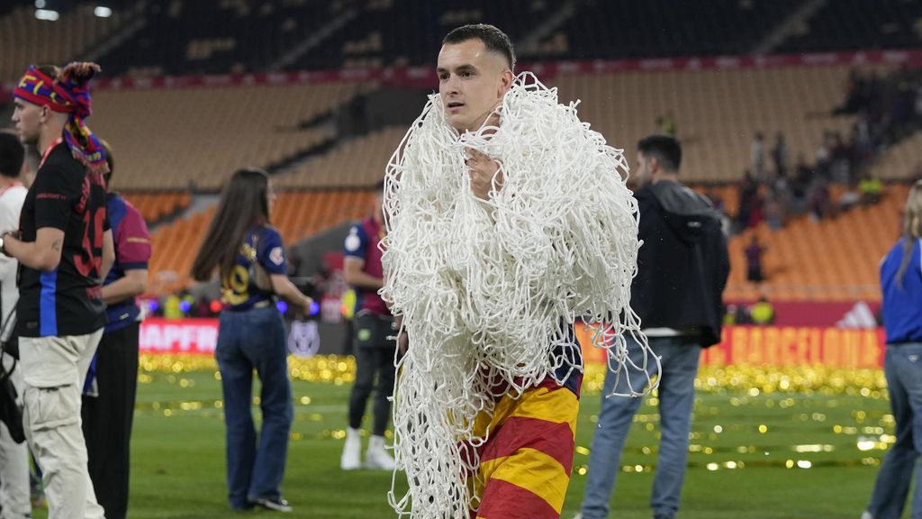Marc Casadó, jugador del Barça, se une a la fiesta en Canaletas mezclándose con los aficionados como campeón de Liga