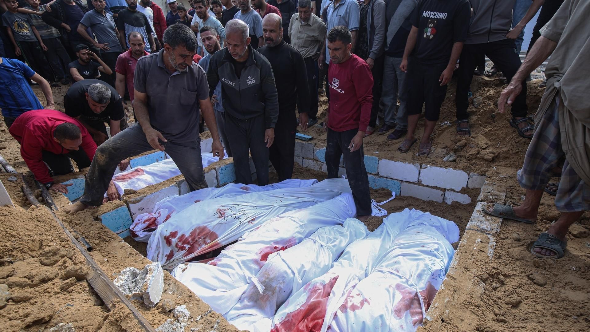 Palestinos entierran en una fosa común en Yabalia a varios muertos por los ataques del Ejército de Israel contra la Franja de Gaza