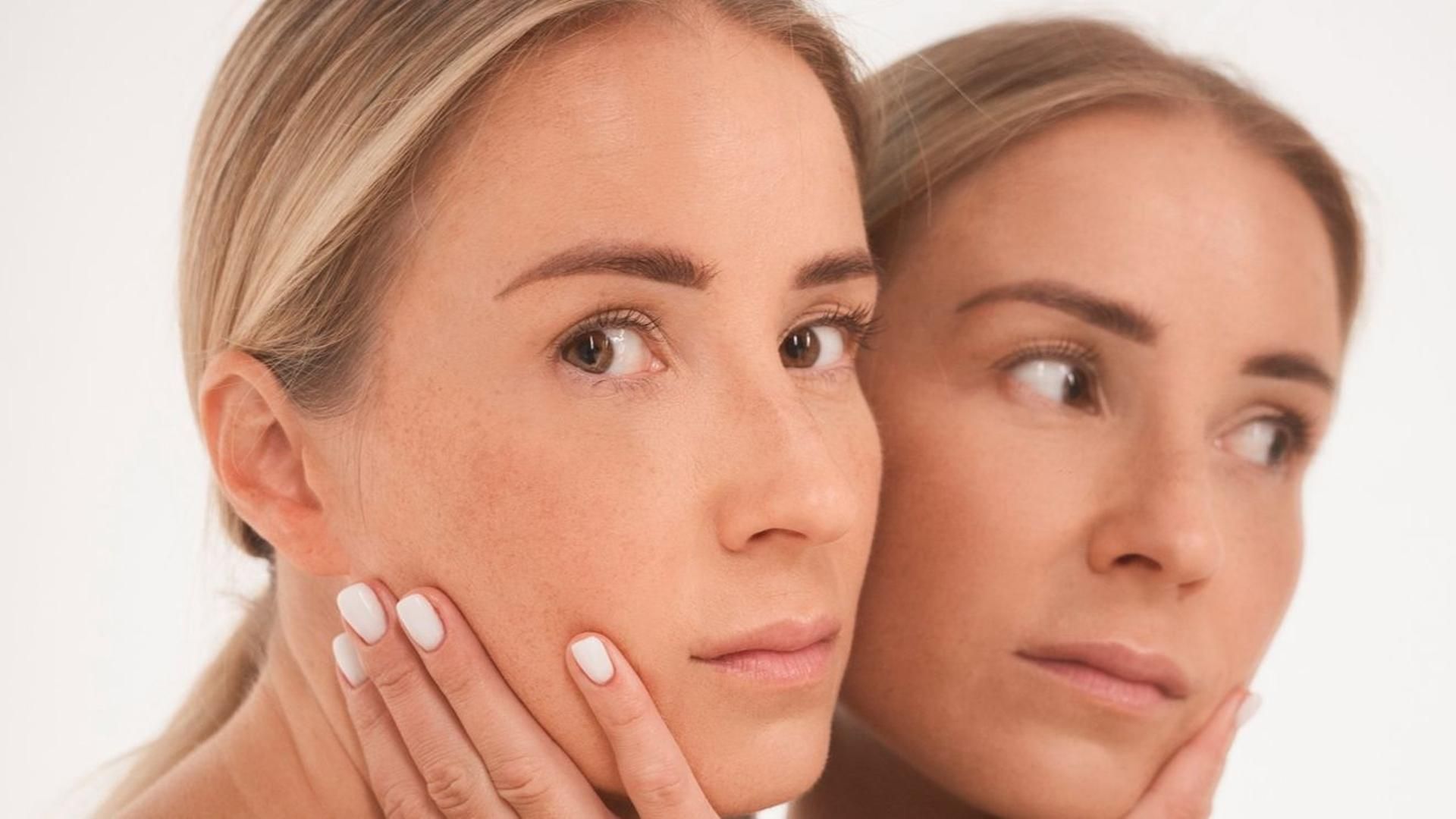 Una mujer con la mano en la cara