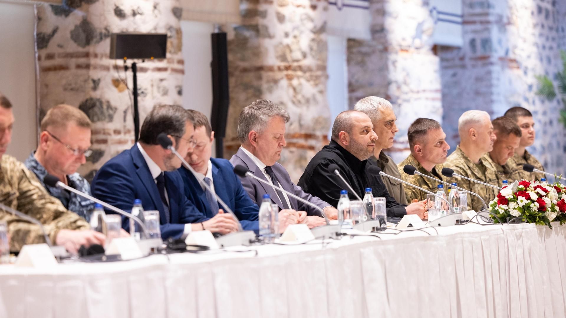 Rusia y Ucrania acuerdan presentar propuestas de alto el fuego y el canje de 2.000 prisioneros en su primera reunión en tres años