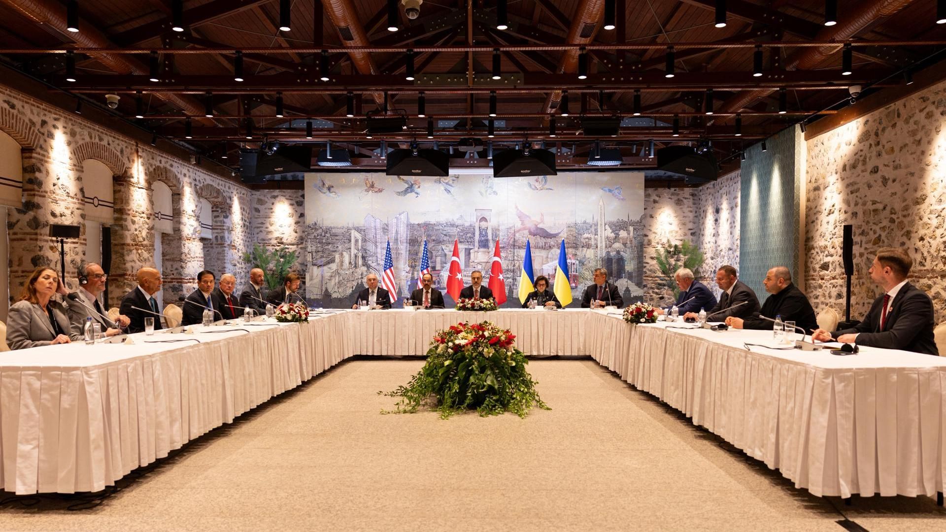 Rusia y Ucrania, sin Vladímir Putin y Volodímri Zelenski, arrancan en Estambul sus primeras negociaciones directas desde 2022