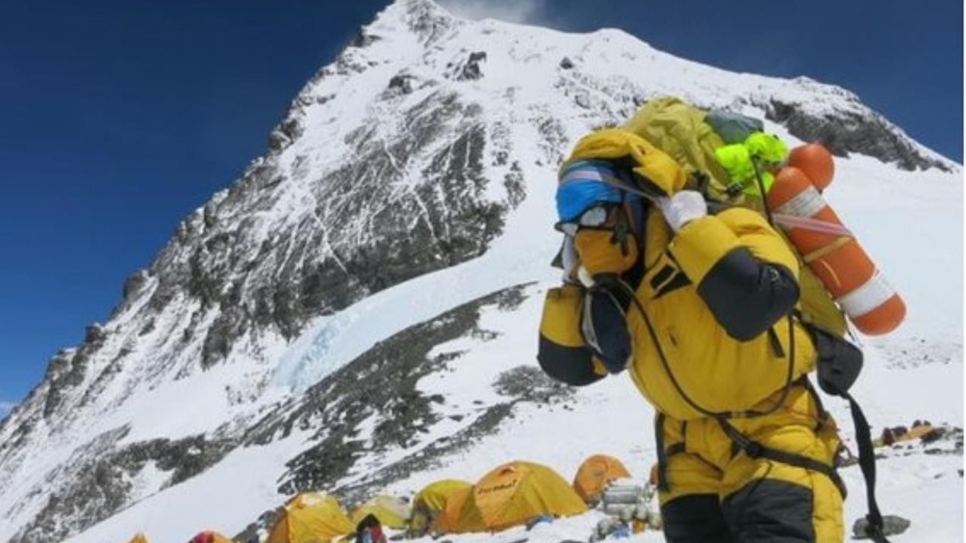 Un montañero en el campo cuatro del Monte Everest