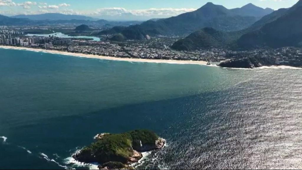 Una misteriosa mancha sorprende a los bañistas de Río de Janeiro