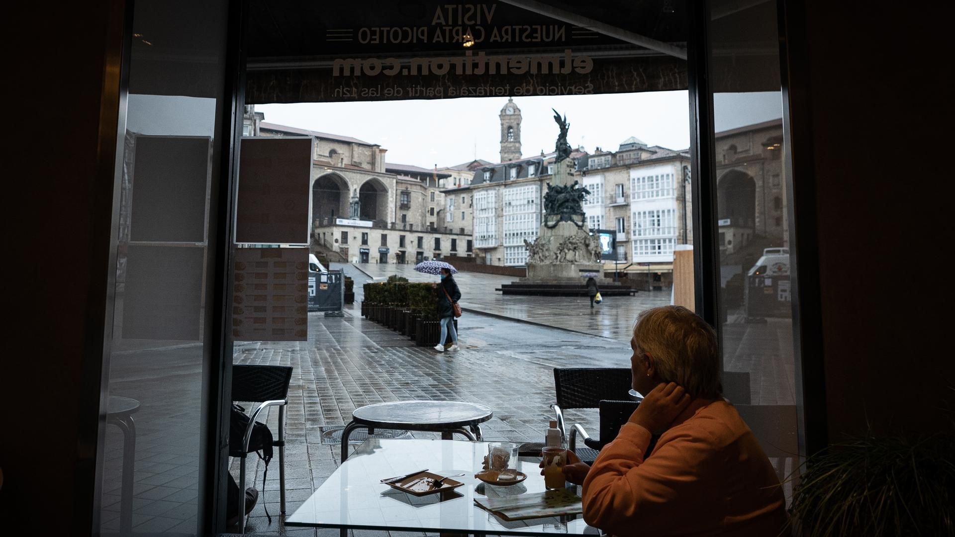 Una persona observa la céntrica plaza de la Virgen Blanca, en Vitoria