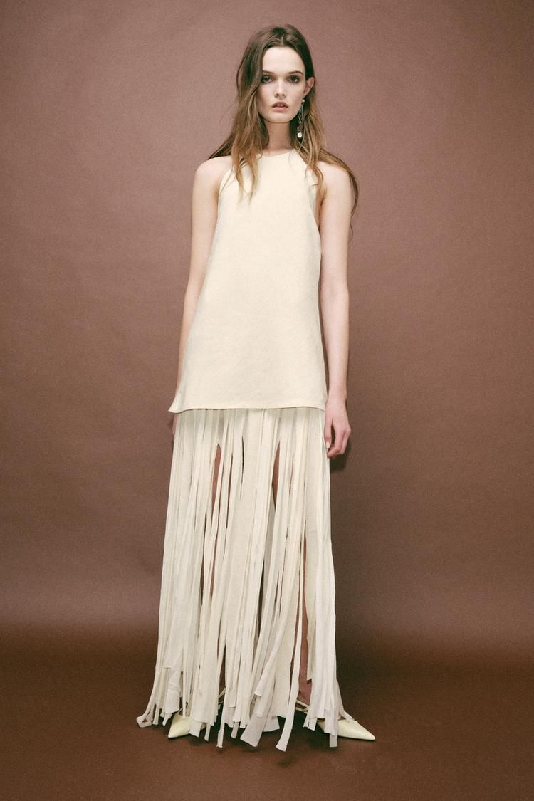 Vestido con el bajo de flecos y escote halter de Zara
