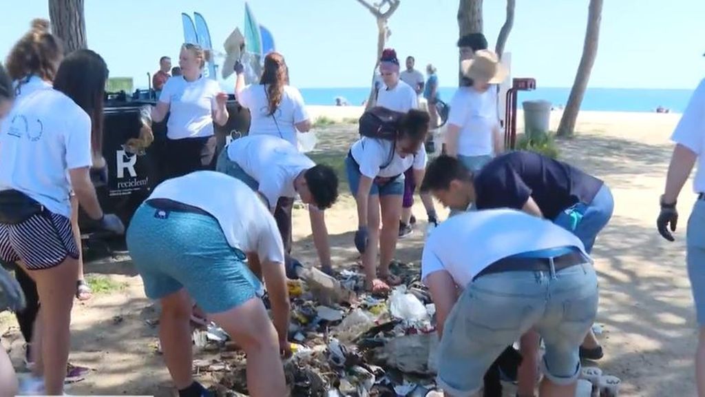 Campaña en Platja d'Aro, Girona, para la recogida de residuos plásticos en el mar
