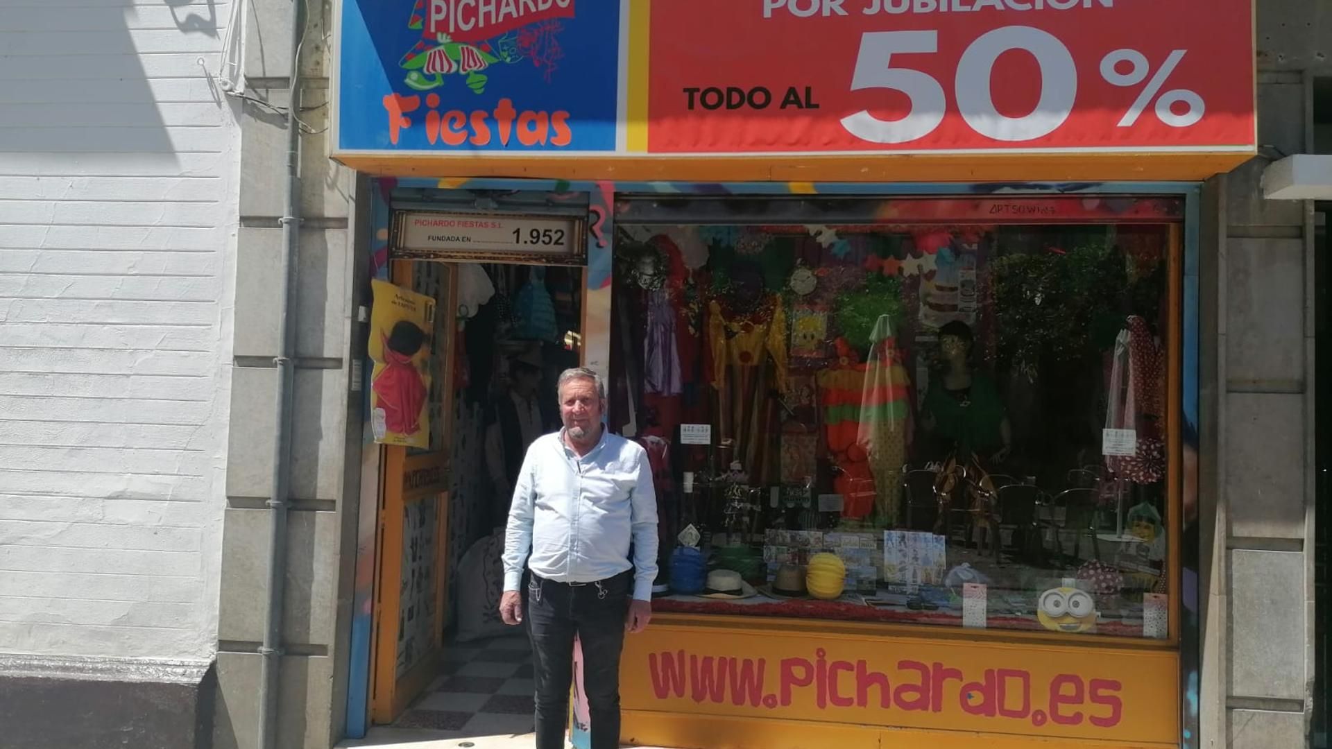 Diego Díaz junto a la entrada de su todavía negocio, Pichardo