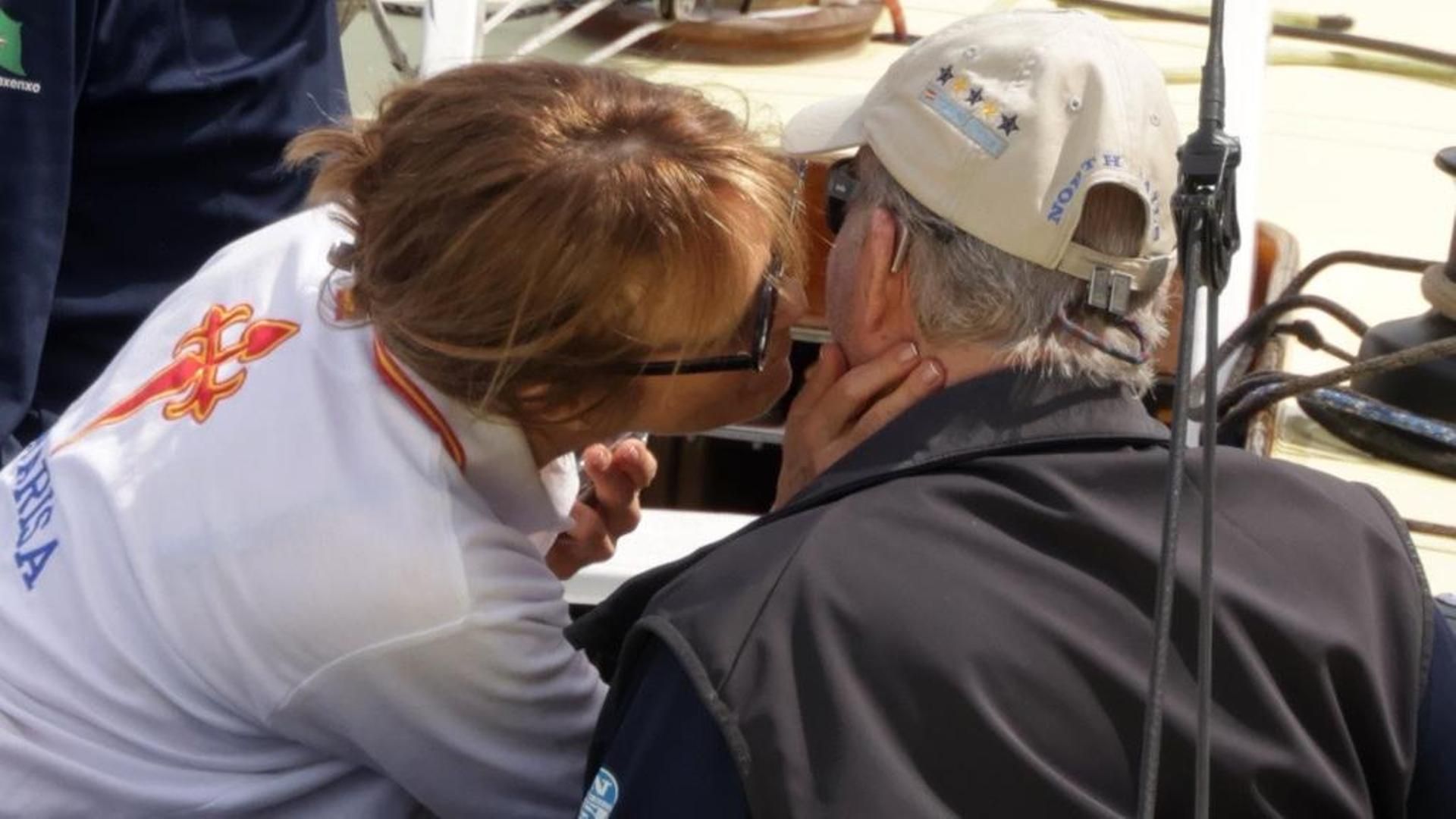 El Rey Juan Carlos protagoniza un divertido momento con una señora en el puerto de Sanxenxo