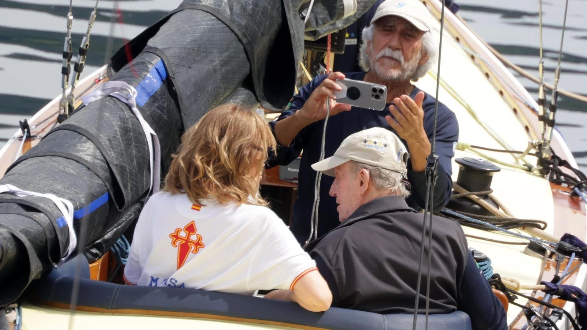 El Rey Juan Carlos protagoniza un divertido momento con una señora en el puerto de Sanxenxo