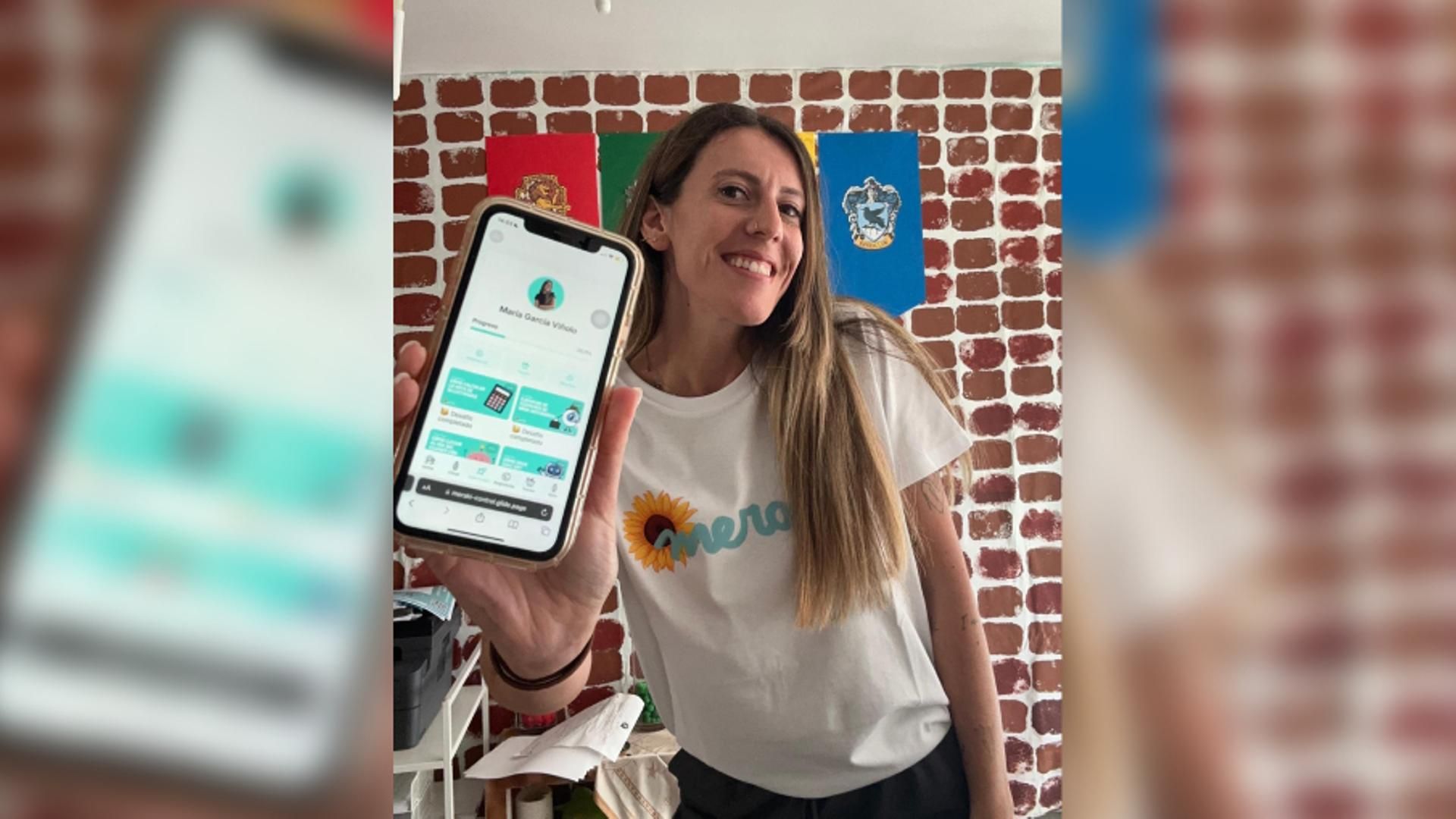 María Viñolo muestra en su teléfono móvil la aplicación móvil que ha creado para preparar la Selectividad
