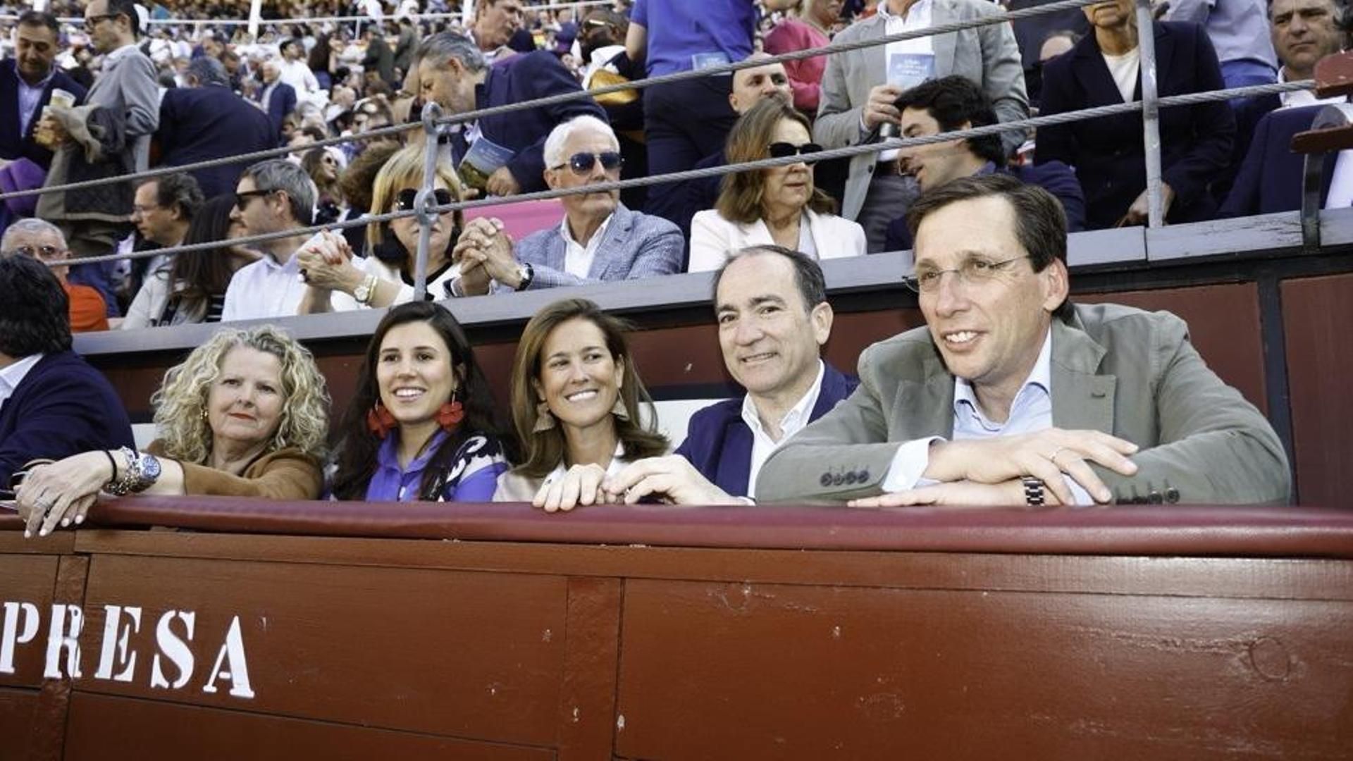 Teresa Urquijo y José Luis Martínez -Almeida en la plaza de las Ventas de Madrid