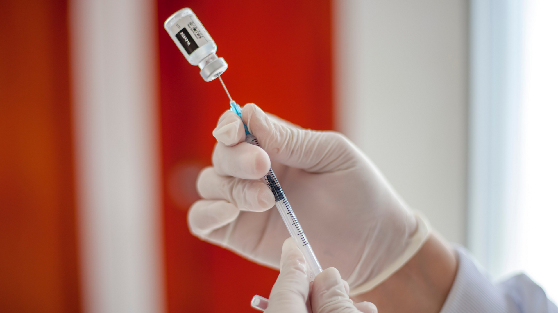 Un médico se prepara para vacunar a un paciente
