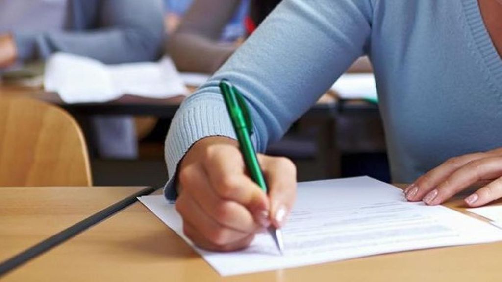 Una joven hace un examen