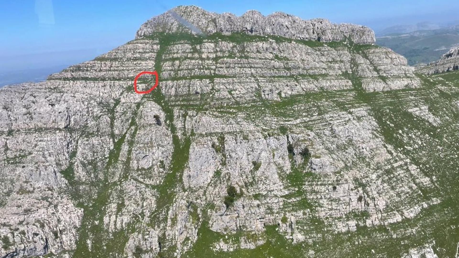 Una mujer evacuada en estado muy grave tras impactarle una piedra y caerse 200 metros en Los Pozos de Noja, Cantabria