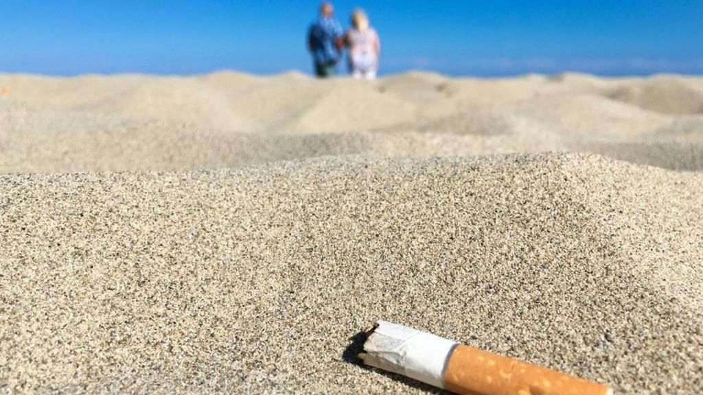 Apunta para tus vacaciones: listado completo de las 179 playas españolas donde ya está prohibido fumar