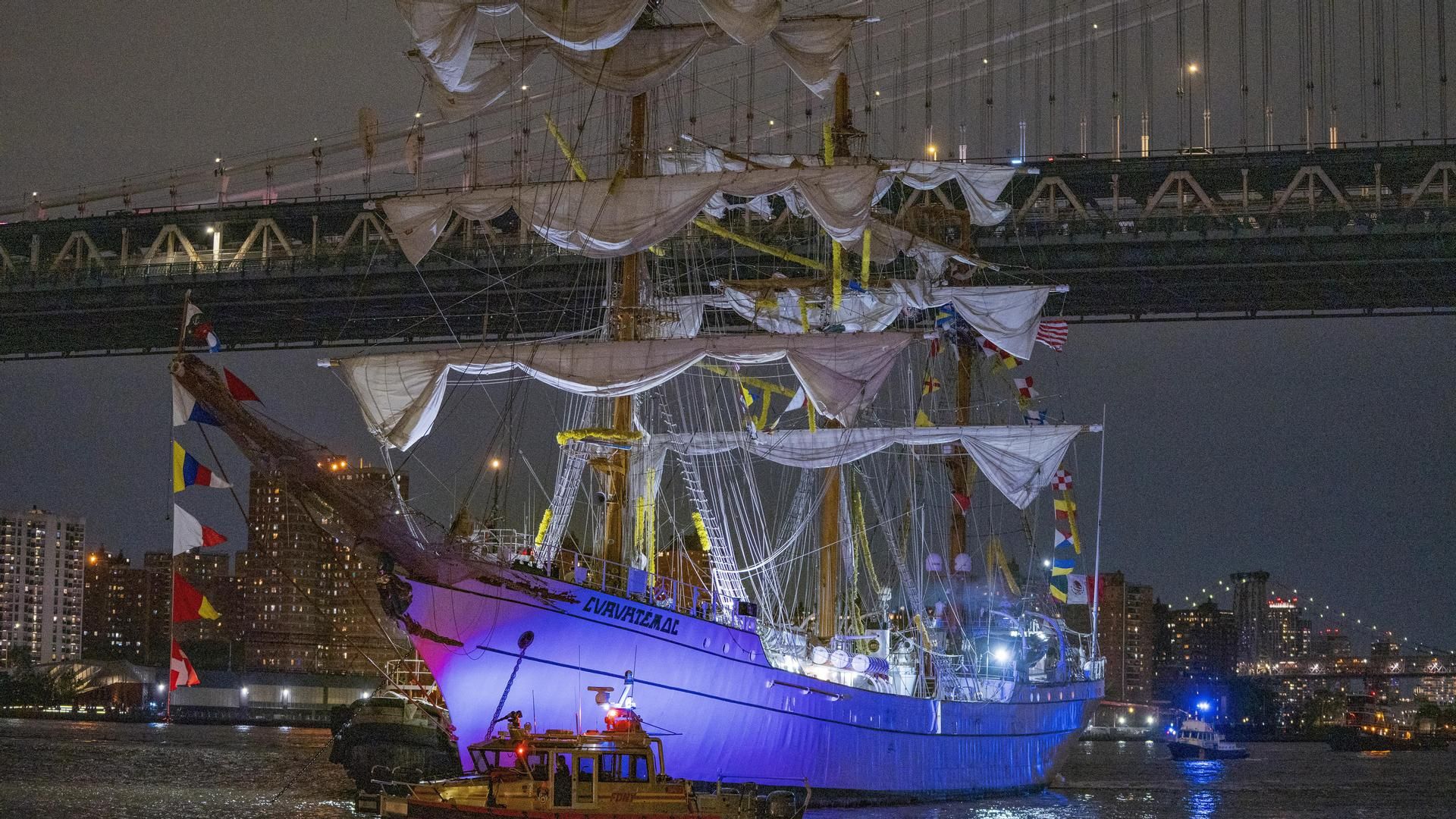 Dos muertos y 20 heridos tras el choque de un buque escuela mexicano contra el Puente de Brooklyn