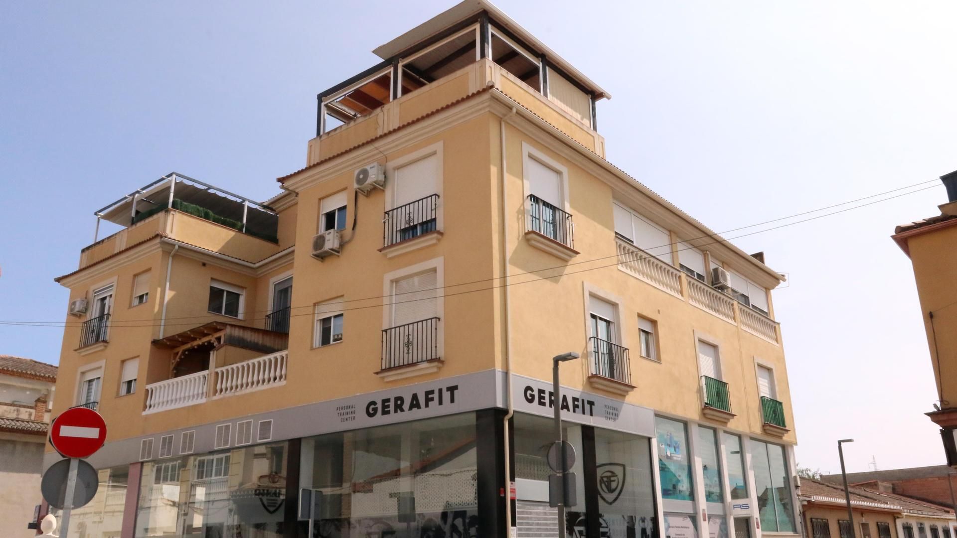 Edificio en Cúllar Vega, Granada, donde la Guardia Civil investiga el apuñalamiento de una mujer y su hijo a manos de su pareja