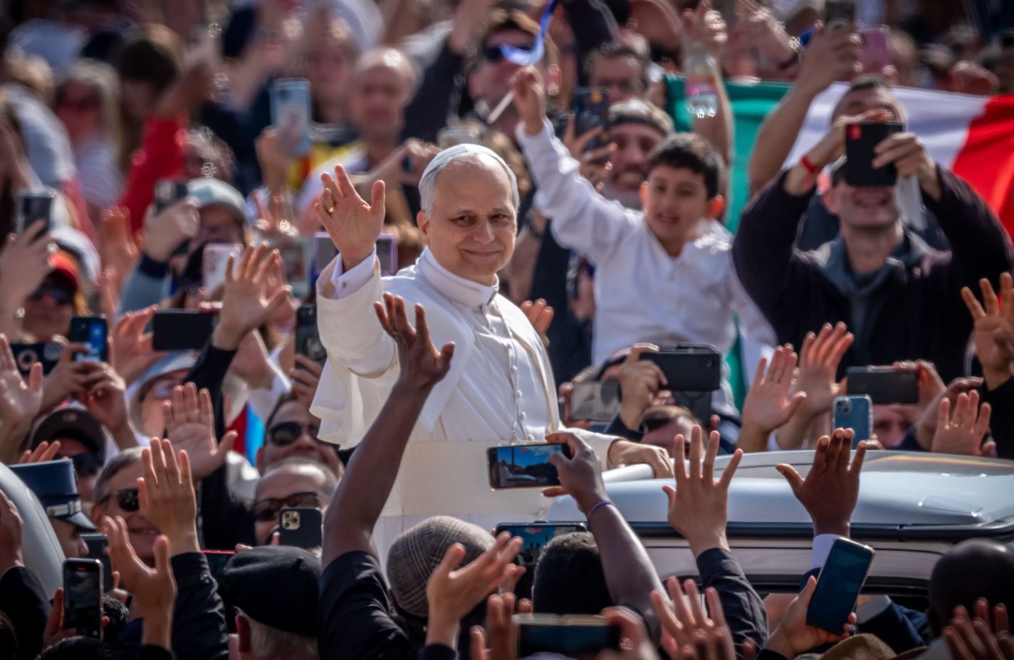 El papa, sonriente durante su recorrido por la plaza de San Pedro