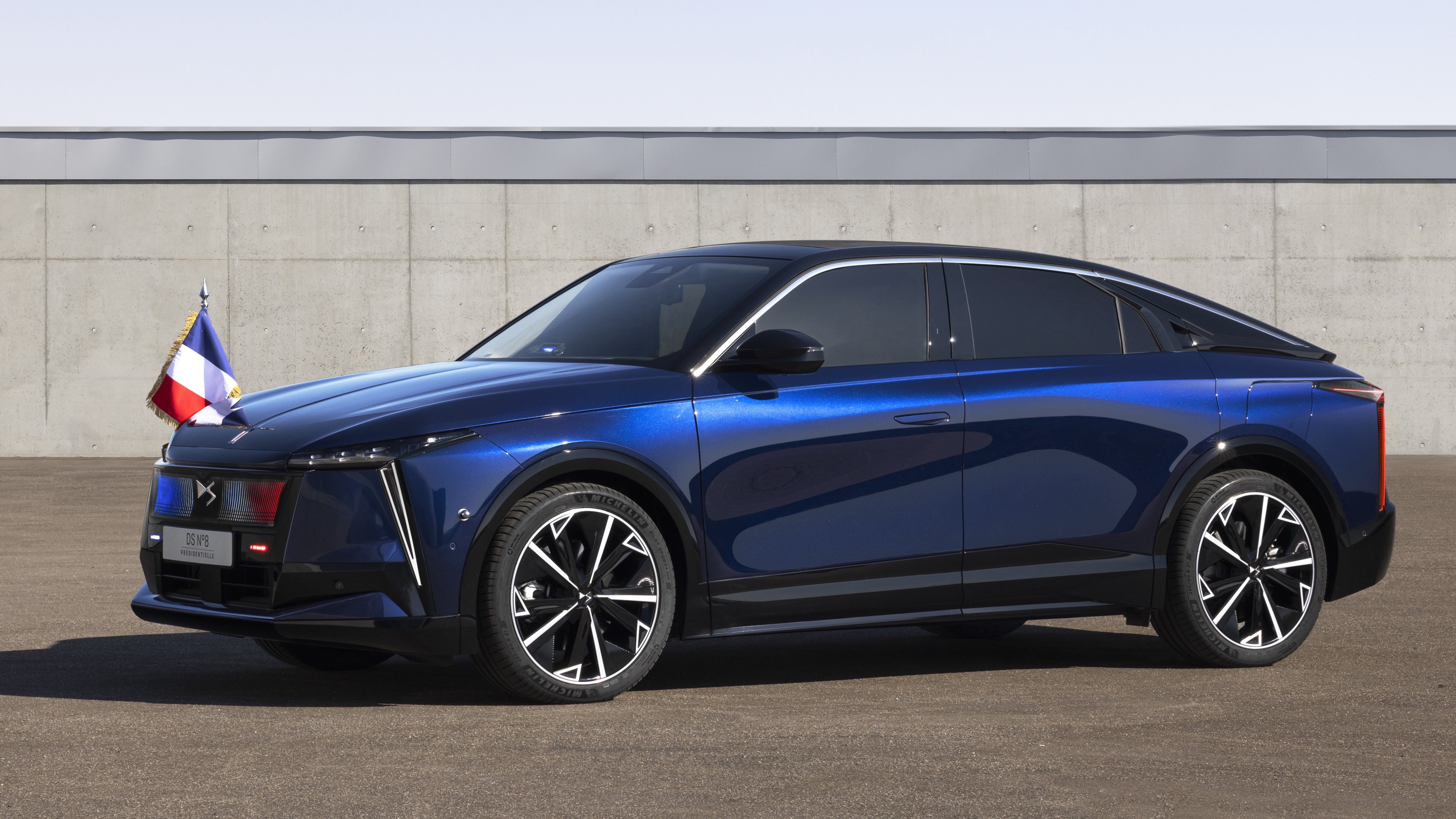 El primer coche presidencial eléctrico del mundo recarga el equivalente a 200 km de marcha en apenas 10 minutos.