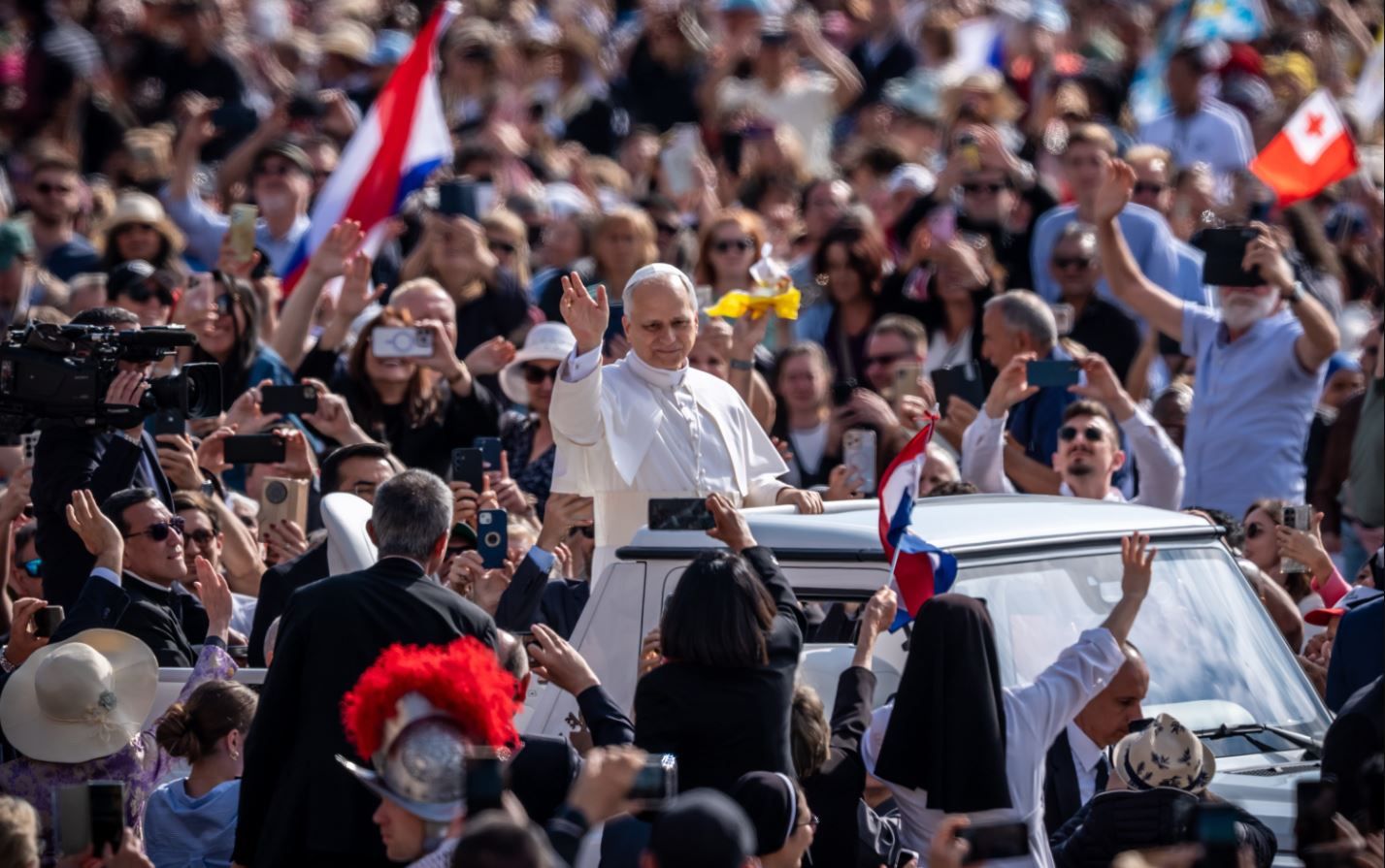 El sumo pontífice saluda a los fieles desde el papamóvil