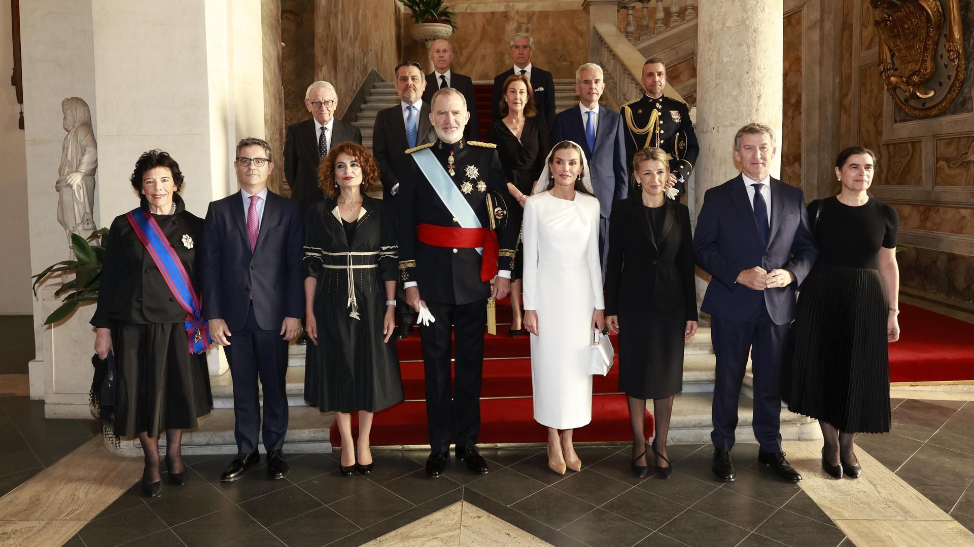 La reina Letizia, junto al rey Felipe y otros representantes en la misa de León XIV