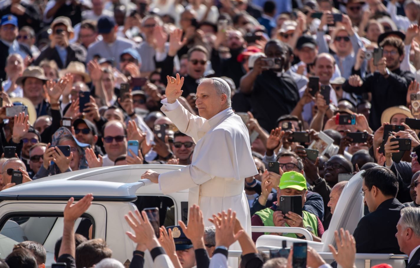 León XIV, en el papamóvil antes de oficiar la misa