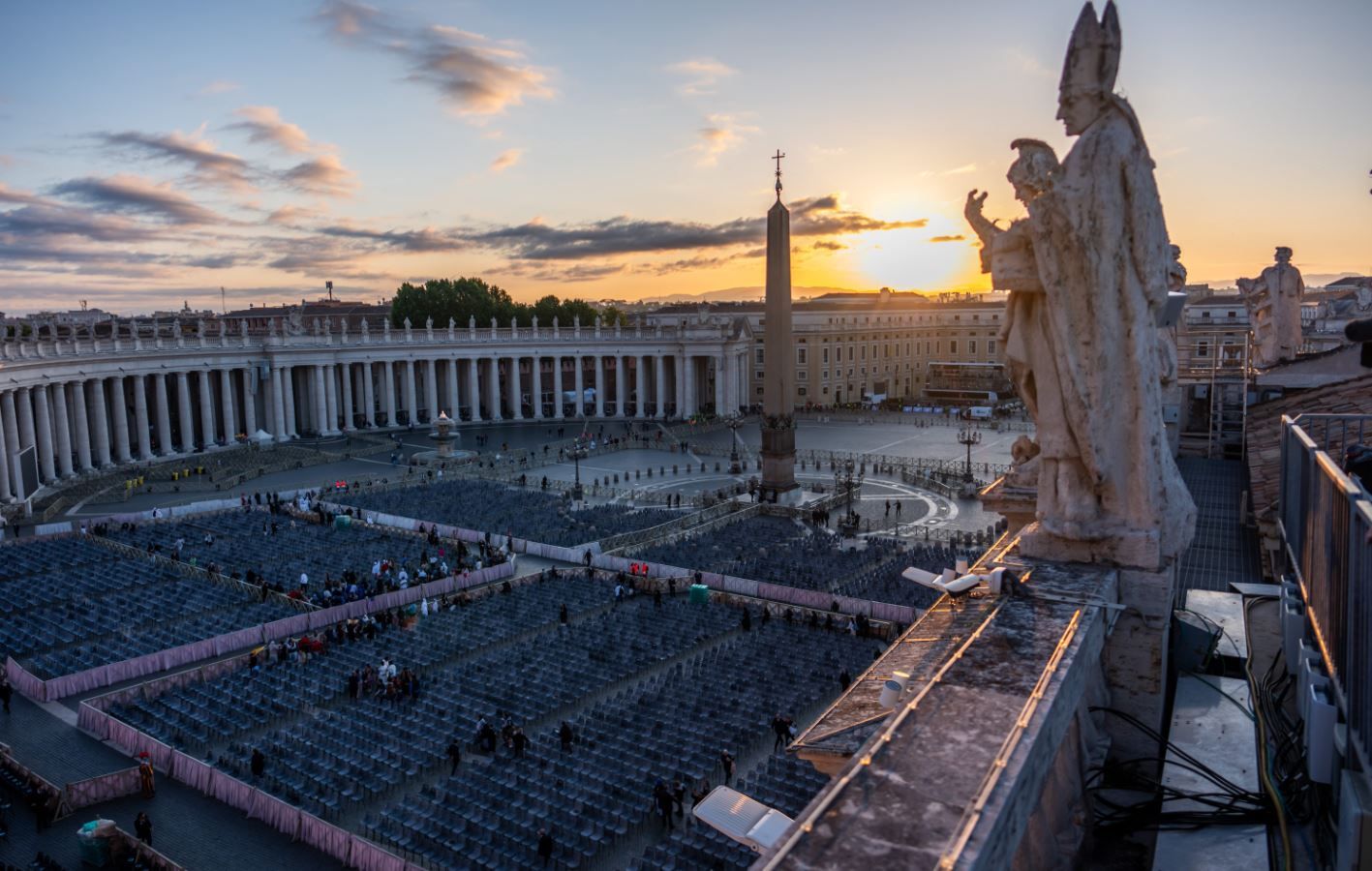 Los fieles comienzan a abarrotar la plaza de San Pedro