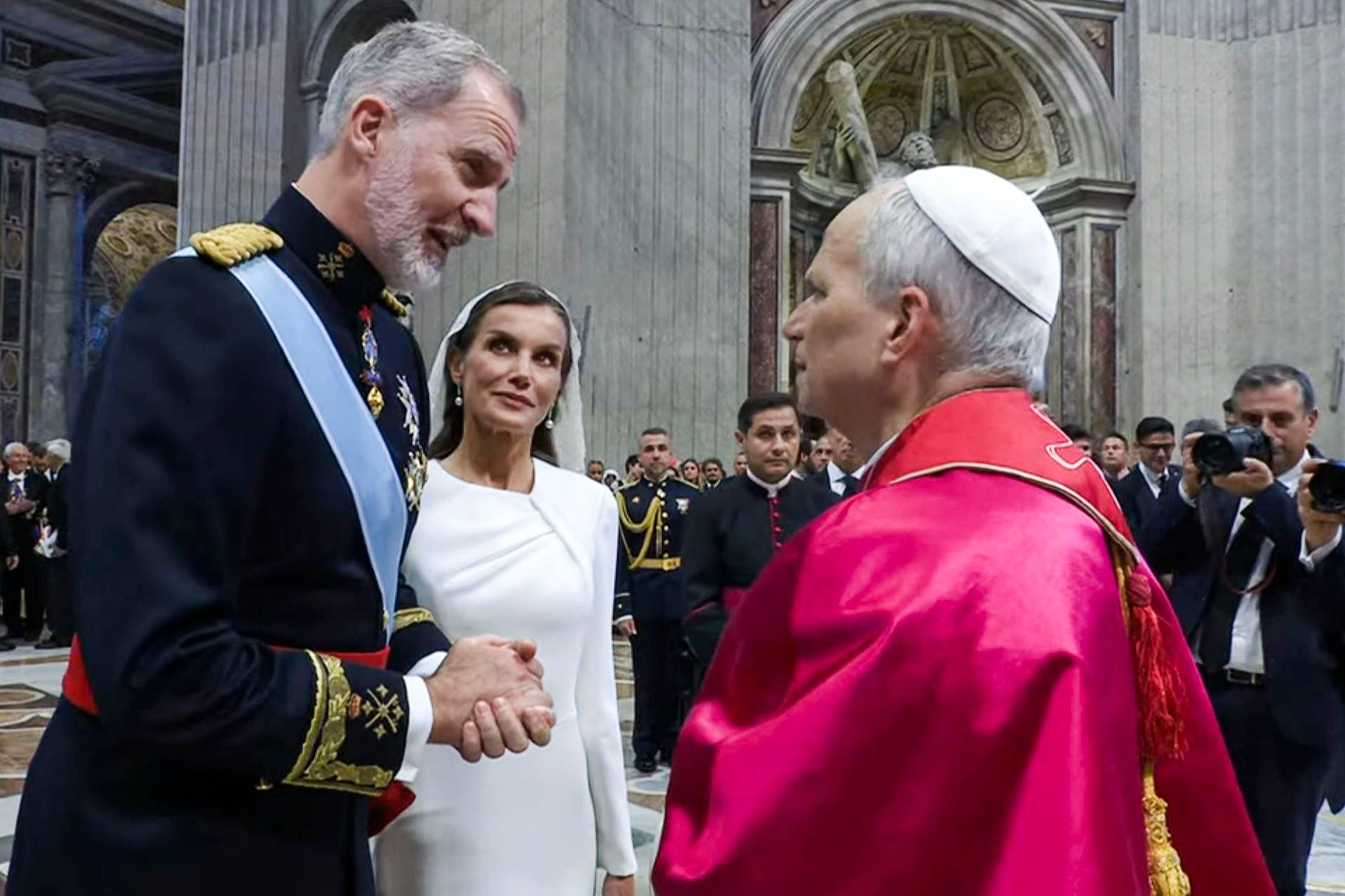 Los reyes de España conversan con León XIV tras la homilía en el Vaticano