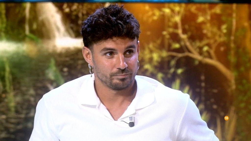 Manuel González responde a la pregunta de Sandra Barneda tras su beso con Gabriella: "¿Has dormido solo o acompañado?"