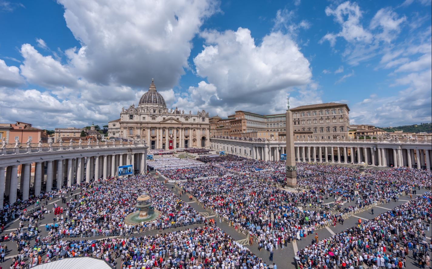 Miles de fieles se han congregado en la plaza de San Pedro para la misa