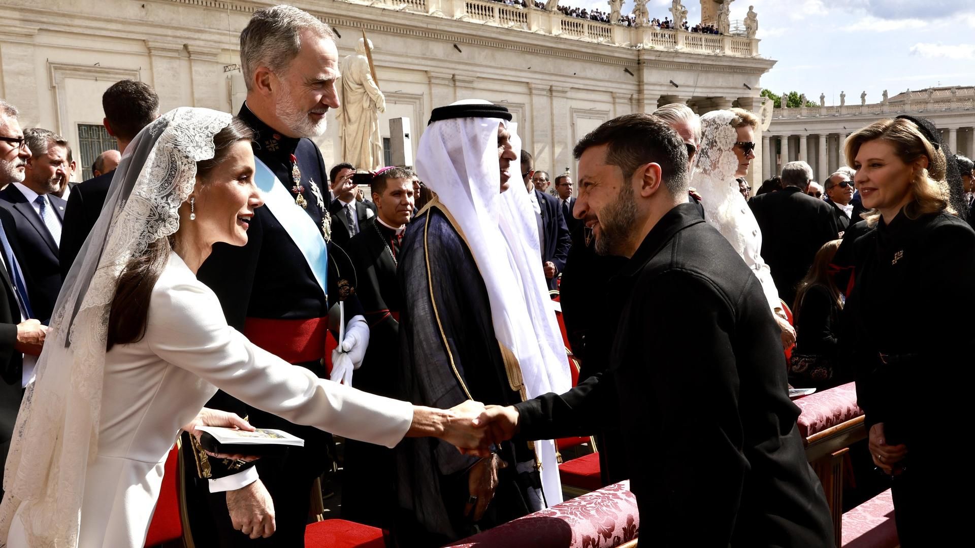 Los reyes saludando a Zelenski.