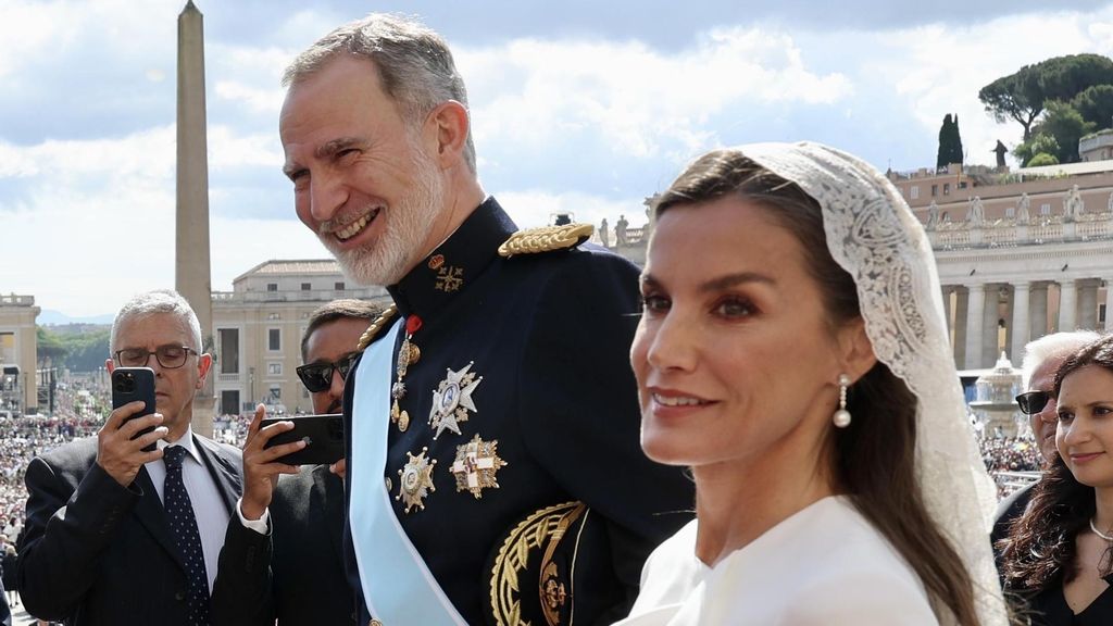 La reina Letizia ejerce su privilegio blanco en la misa del papa León XIV
