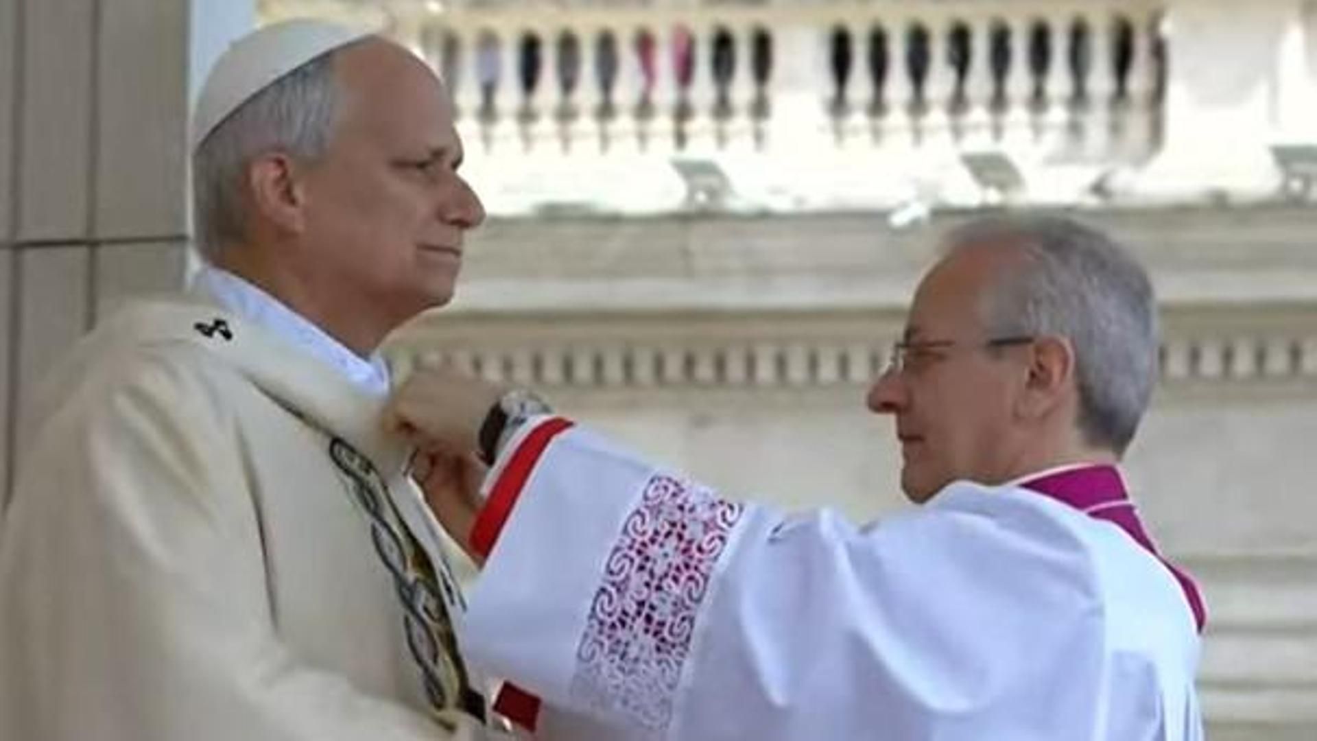 El cardenal protodiácono imponiendo al papa León XIV el Palio.