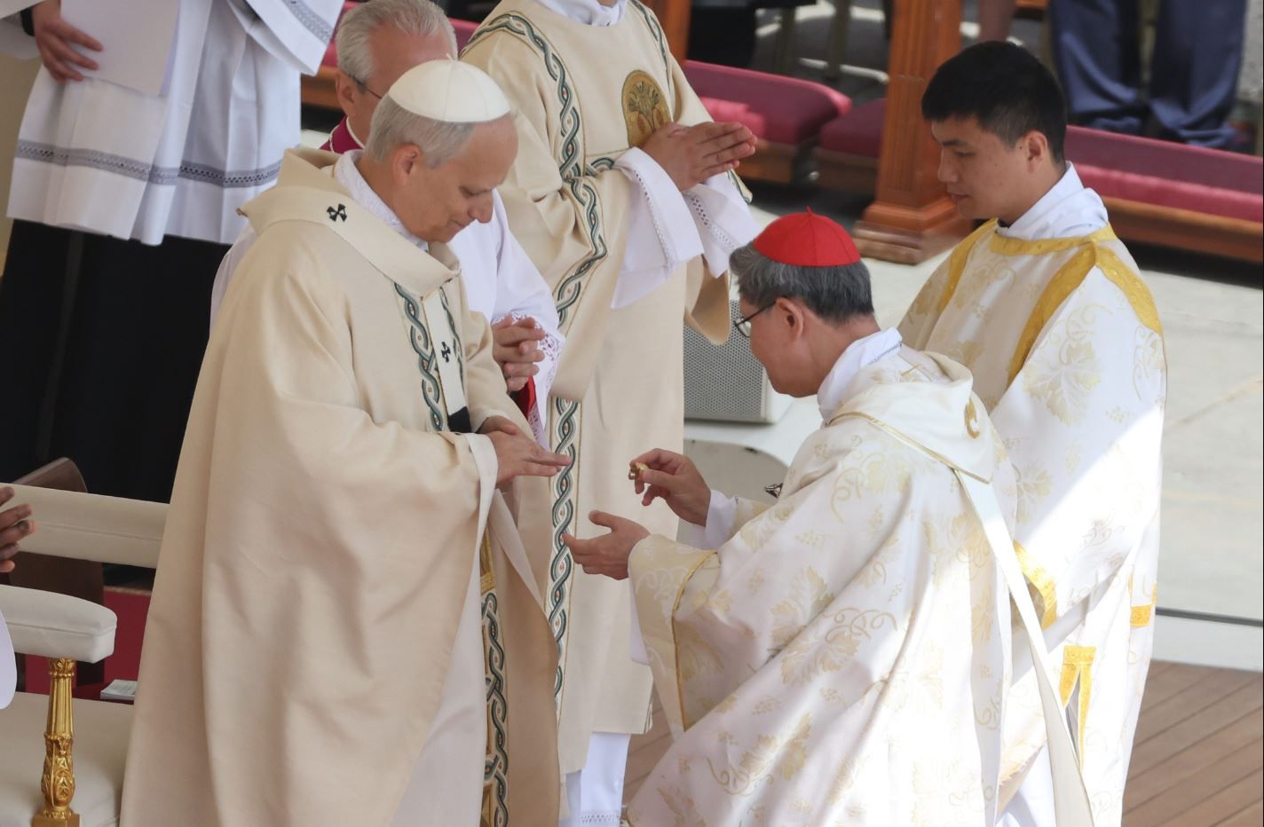 Robert Prevost recibe el anillo del Pescador de manos del cardenal Luis Antonio Tagle
