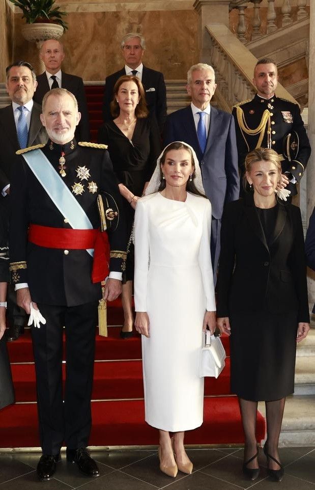 Yolanda Díaz junto a los reyes de España