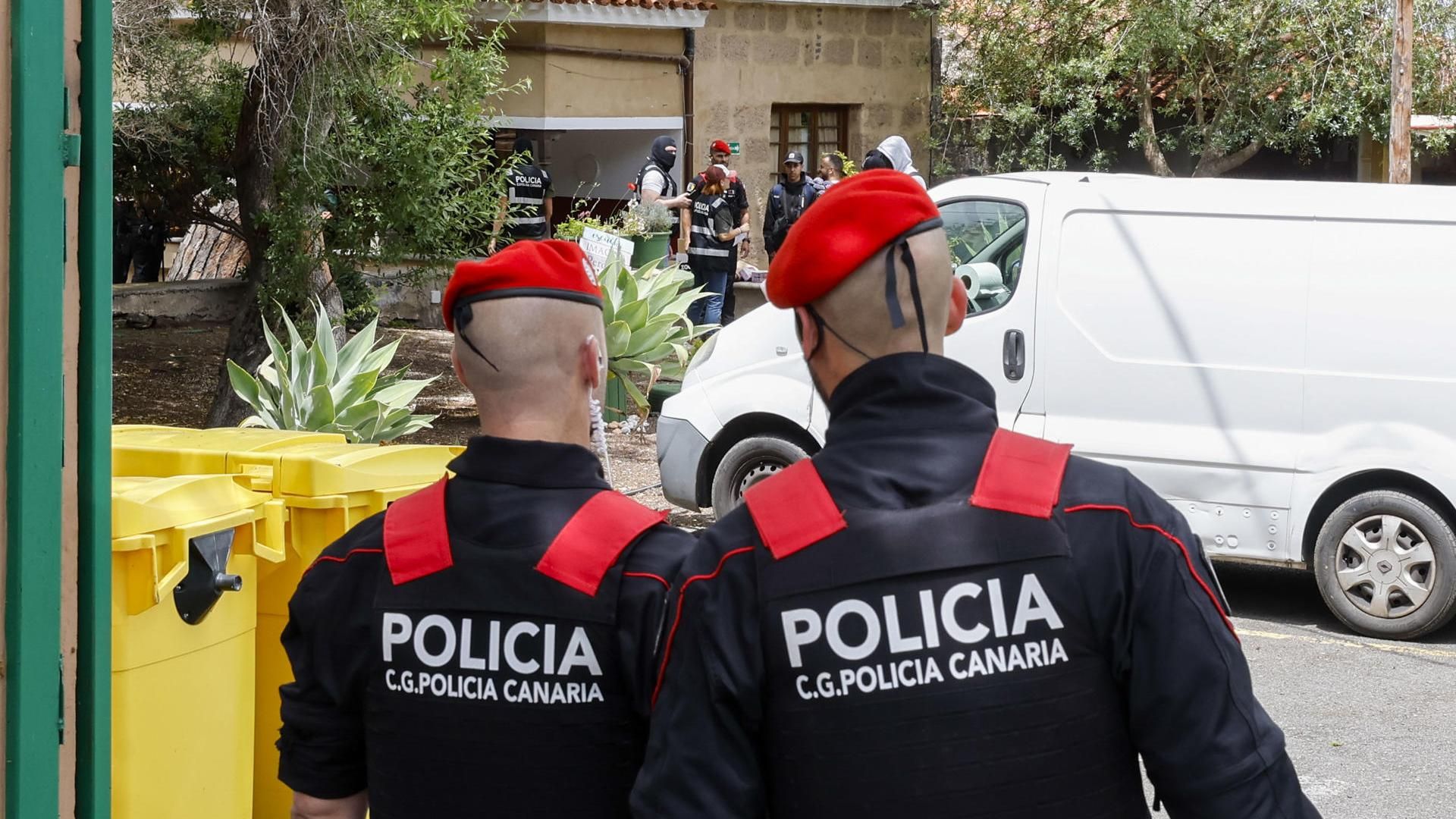 Agentes de la Policía Canaria durante el registro del centro de menores Emena La Fortaleza I