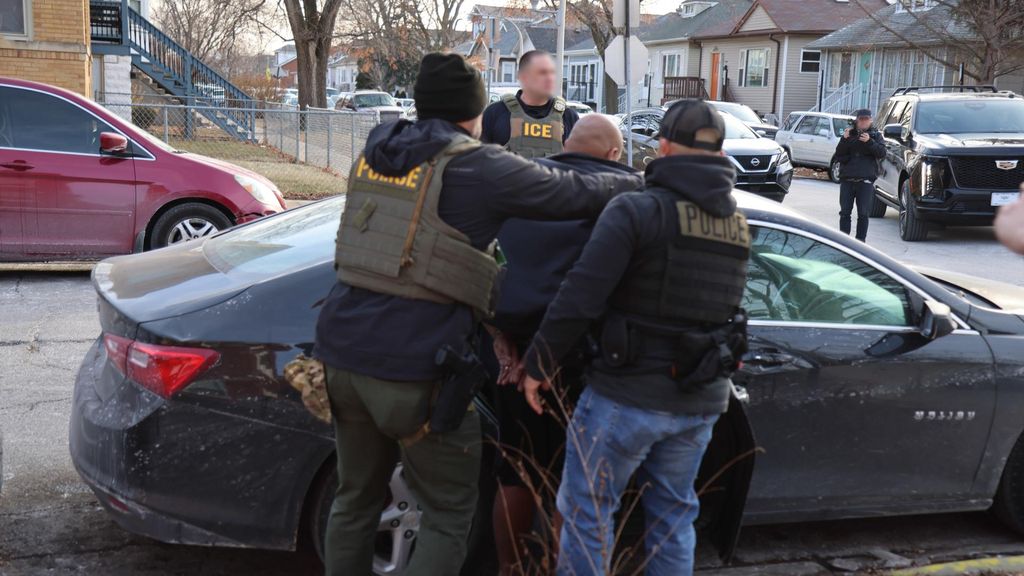 Agentes federales durante el arresto de migrantes en EEUU