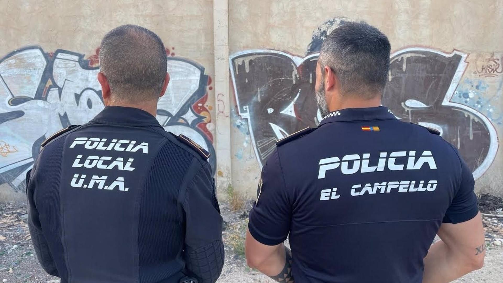 Agentes frente a uno de los grafittis