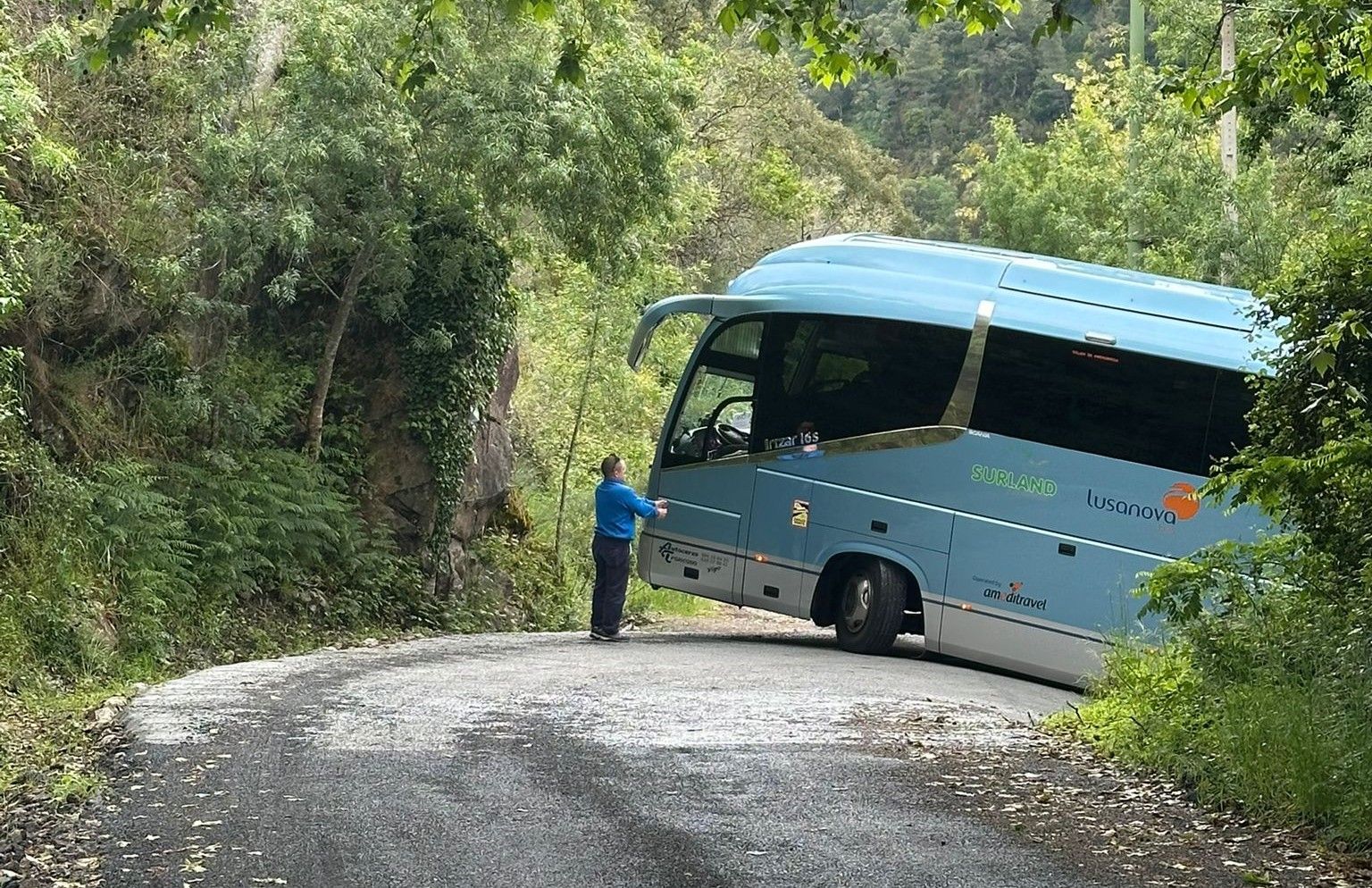 Autobús atrapado en una carretera de la Ribeira Sacra