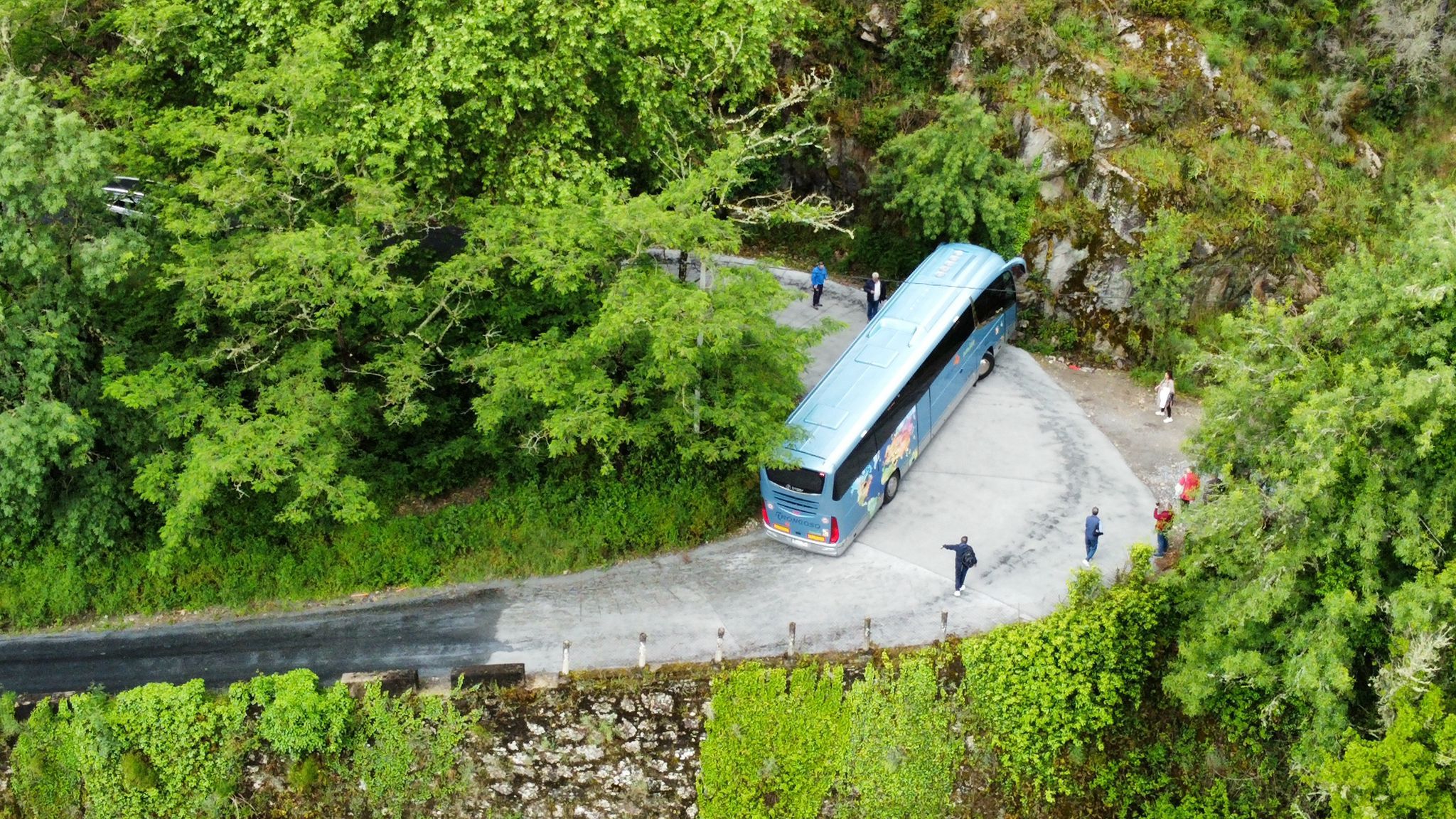 Autobús turístico atrapado en una curva de una carretera de la Ribeira Sacra, en Lugo Autobús turístico atrapado en una curva de una carretera de la Ribeira Sacra, en Lugo