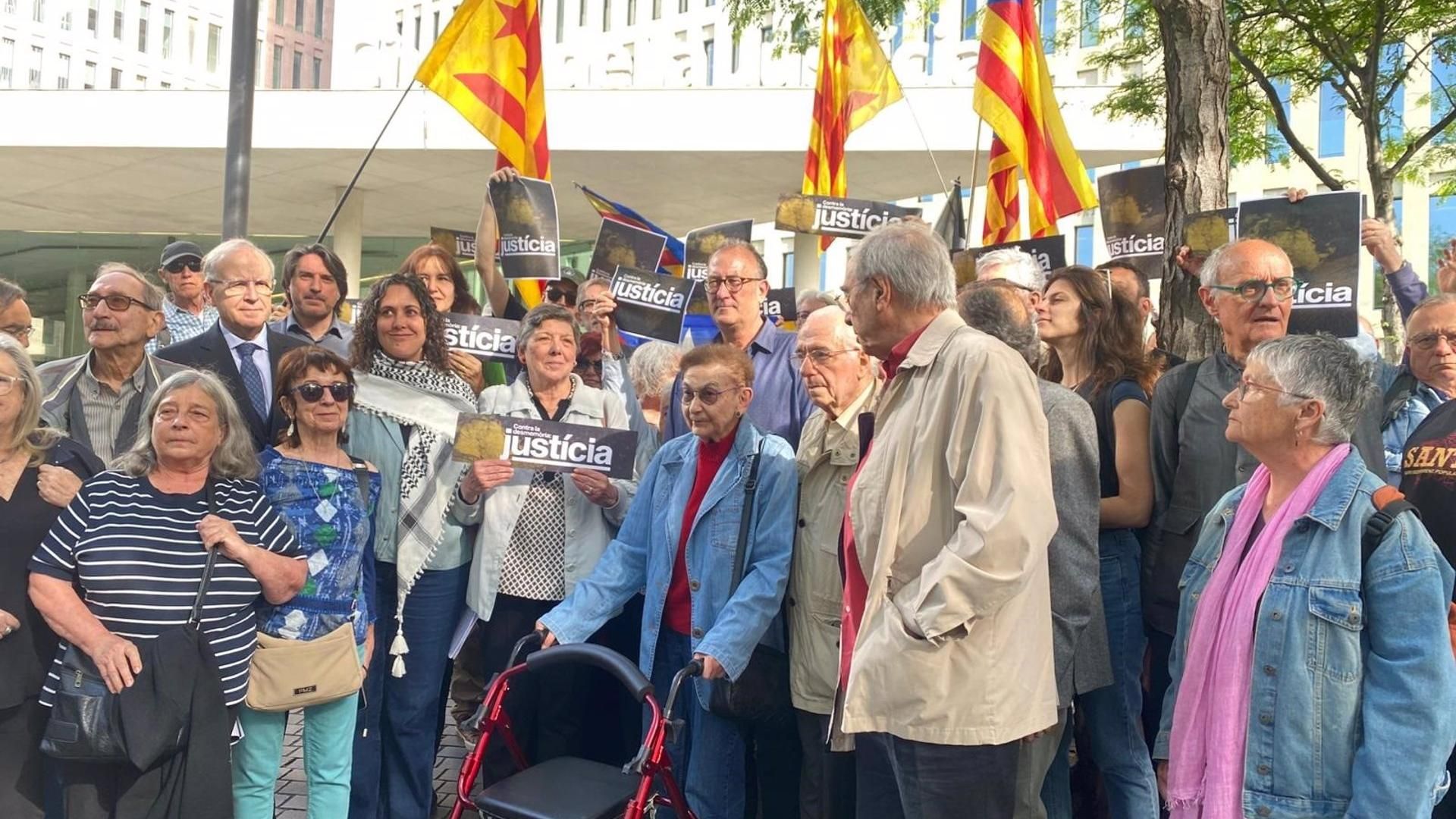 Blanca Serra en la Ciutat de la Justícia de Barcelona, arropada por unas 50 personas