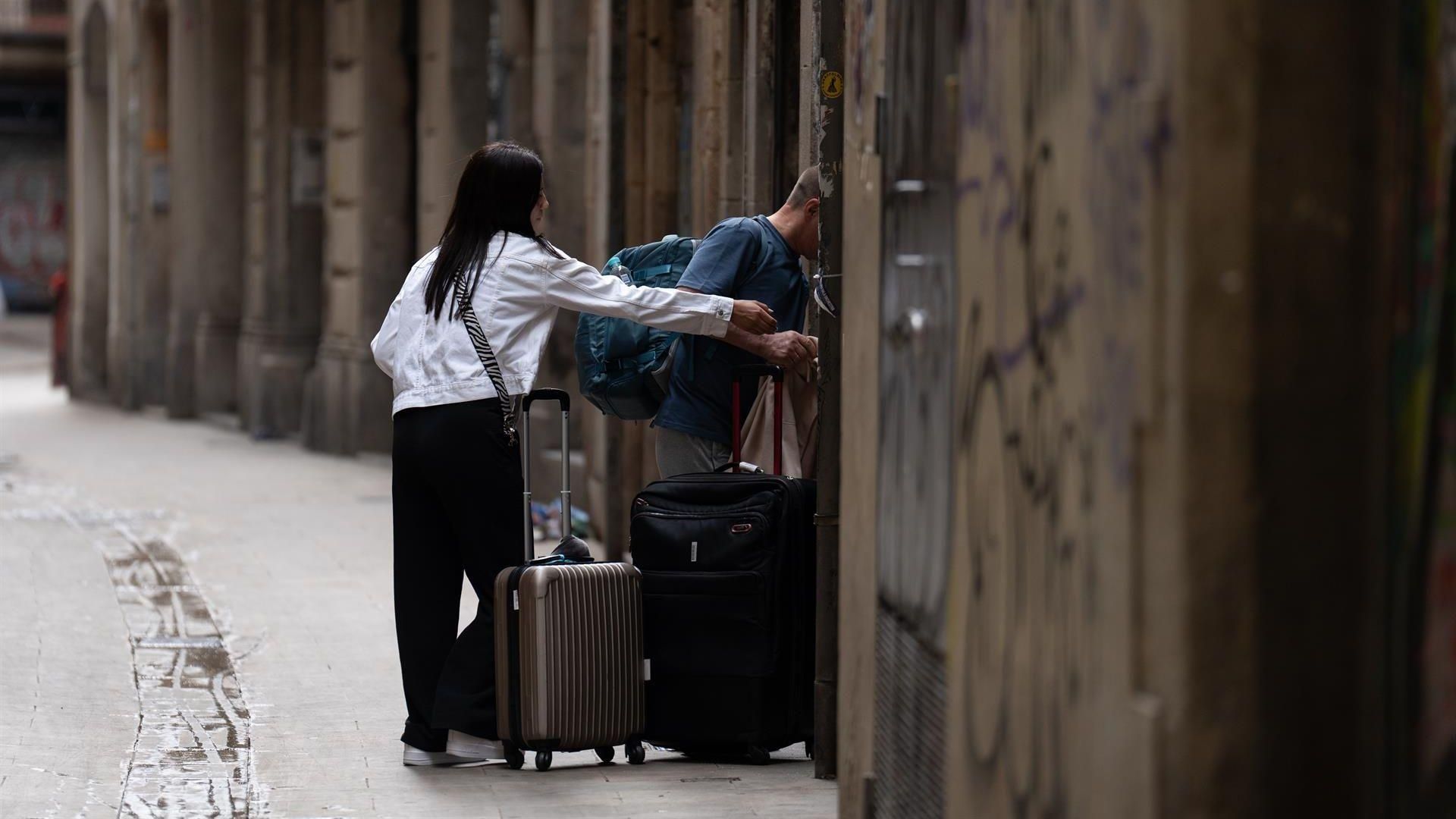 Dos turistas con maletas en el centro de Barcelona
